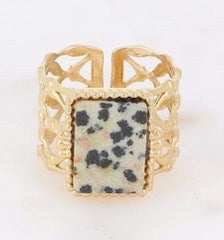 Bague large, anneau quadrillé ajourée et pierre naturelle plate jaspe