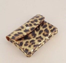 Pochette en cuir motif léopard, triple compartiment avec zip et bouton aimanté