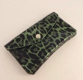 Pochette cuir léopard vert, triple compartiment zip