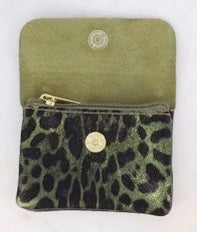 Pochette en cuir motif léopard vert, triple compartiment zip et bouton aimanté