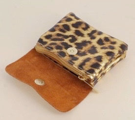 Pochette en cuir motif léopard, triple compartiment avec zip et bouton aimanté