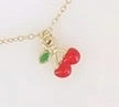 Collier en acier inoxydable doré petit pendentif cerise en émail