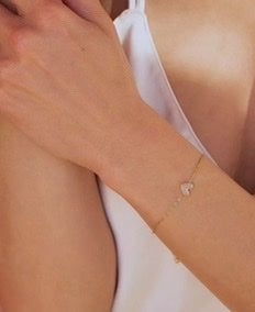 Bracelet Yssenia avec petit pendentif coeur en émail coloré