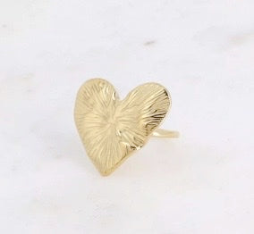 Bague gros coeur aux lignes gravées