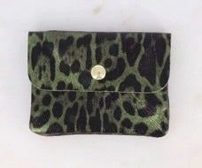 Pochette en cuir motif léopard vert, triple compartiment zip et bouton aimanté