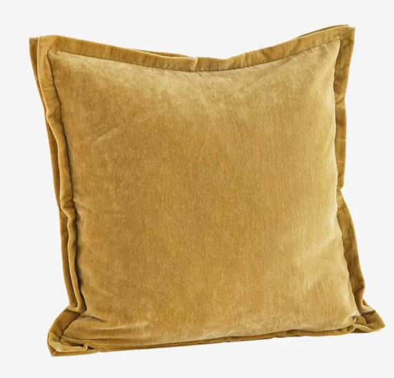 Housse de coussin en velours moutarde Madame Stoltz, Velvet cushion cover