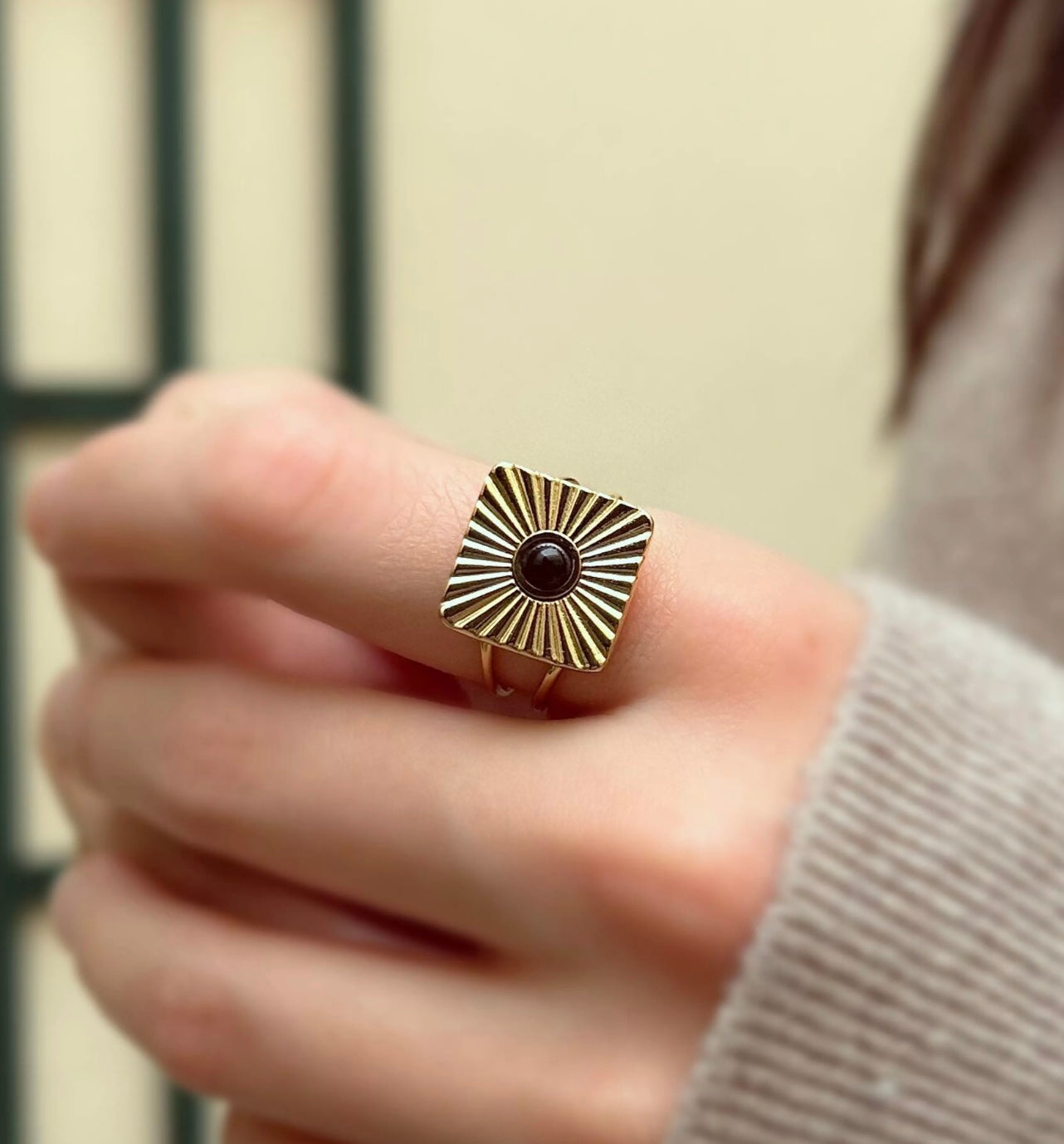 Bague Félise dorée, carée striée et agate verte
