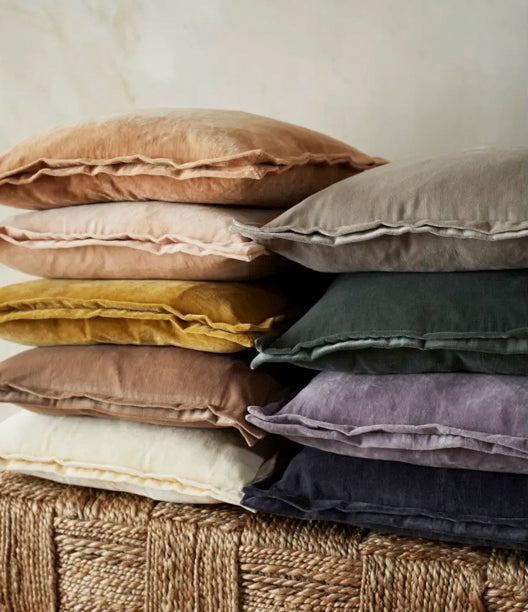 Housse de coussin en velours moutarde Madame Stoltz, Velvet cushion cover