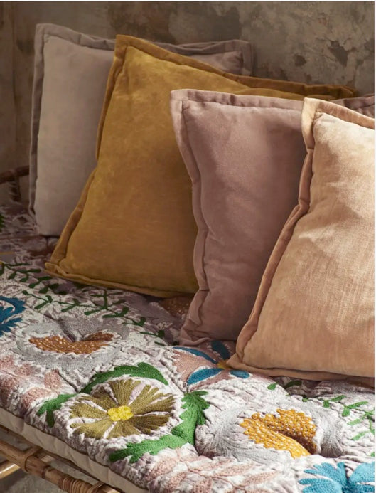 Housse de coussin en velours moutarde Madame Stoltz, Velvet cushion cover