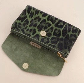 Pochette cuir motif léopard, triple compartiment avec zip