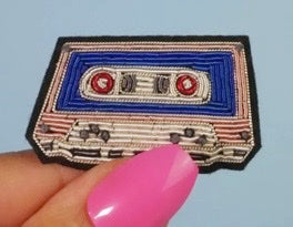 Broche brodée main Cassette vintage La Malicieuse