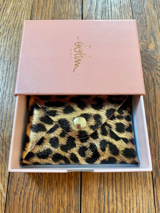 Pochette en cuir irisé motif léopard