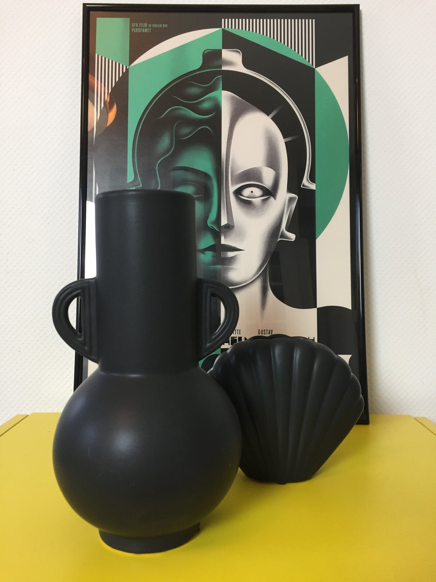 Vase noir double anse